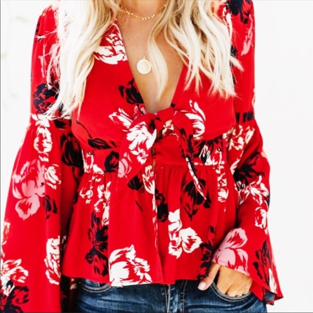 VICI Women’s S semi cropped red bell sleeve top